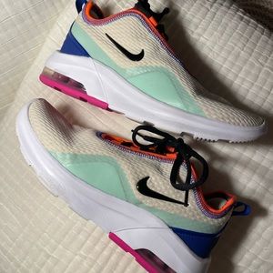 Nike Air Max Motion 2 ES1 Running Sneakers Fossil/Pistachio CD5440-200